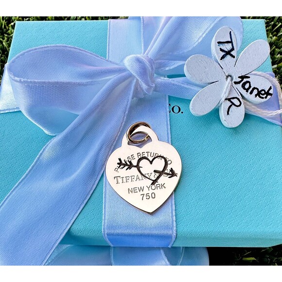 Retired LARGE Return to Tiffany & Co. Etched Heart Arrow Charm in 18k Rose Gold - Picture 2 of 5
